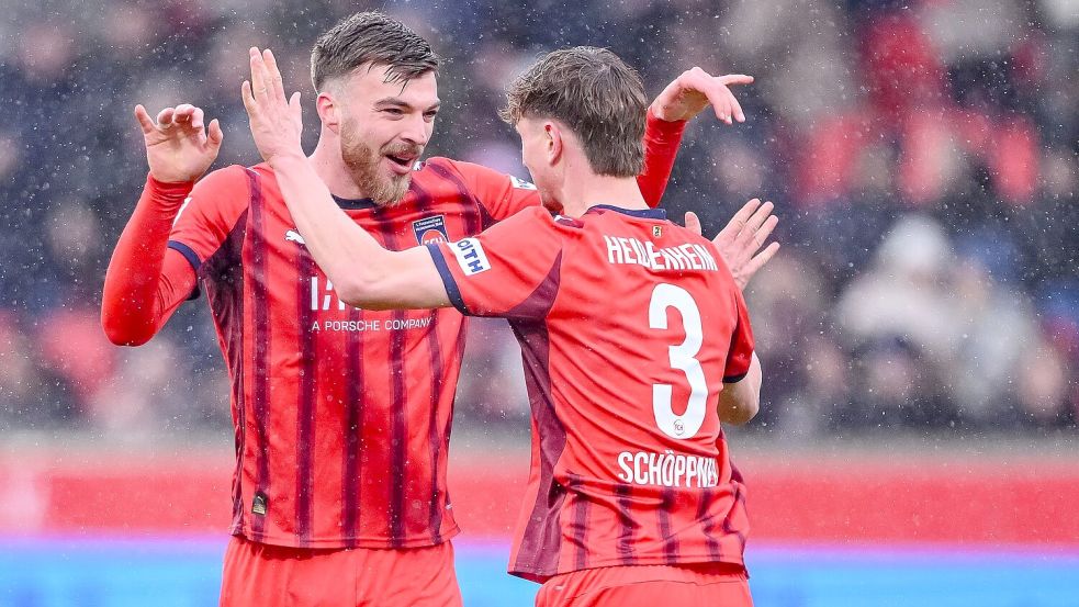 Julian Niehues (l) und Jan Schöppner (r) feiern den zweiten Heidenheimer Treffer. Foto: Harry Langer
