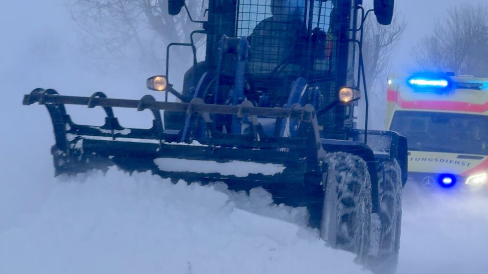 Das THW bahnte am Freitag den Weg für einen Rettungswagen, der dringend nach Neßmersiel und zurück musste. Foto: THW Emden