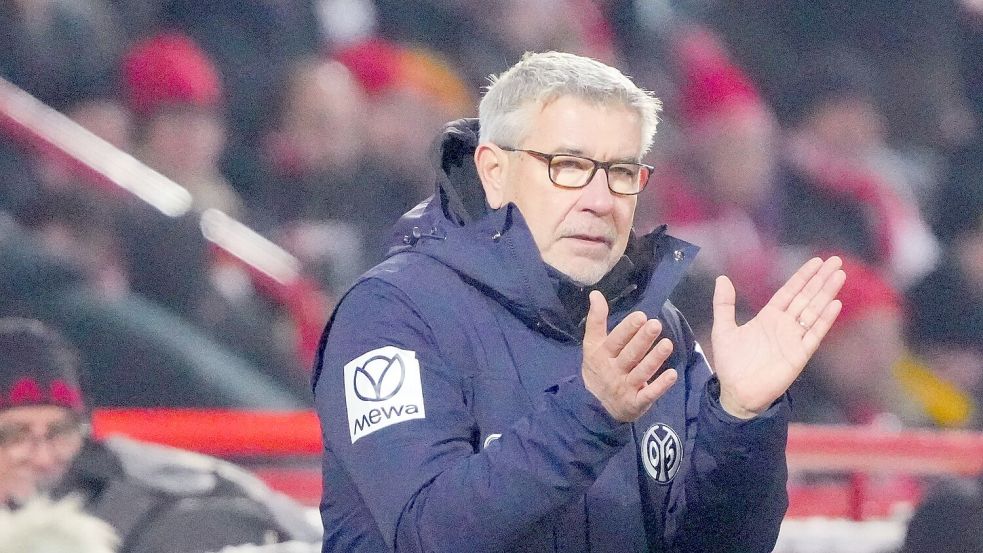 Mainz-Trainer Urs Fischer klatscht in die Hände. Foto: Soeren Stache