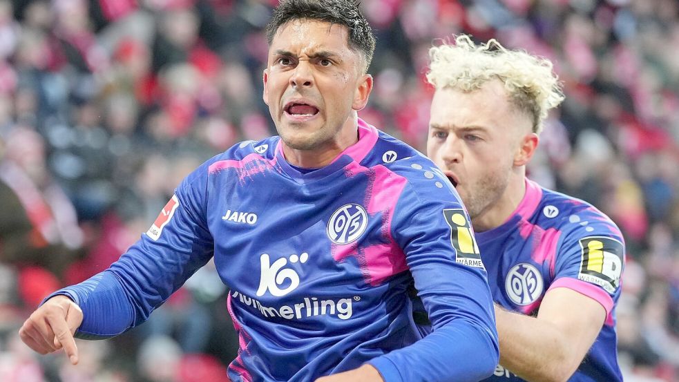 Nadiem Amiri (l.) und Benedict Hollerbach (r.) bejubeln den Mainzer Führungstreffer. Foto: Soeren Stache
