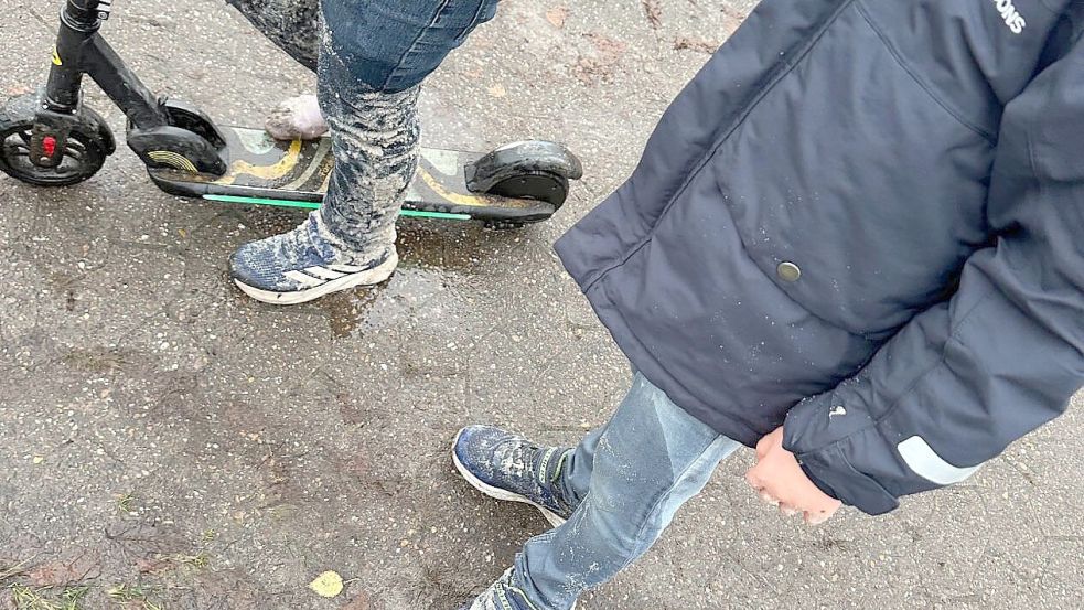 Bis zum Becken sackte Ben in den Sand ein. Das Foto entstand kurz nach dem Vorfall. Der rechte Schuh blieb stecken. Foto: Patrick Walzel