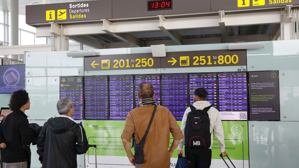Am Flughafen Barcelona werden die Namen auf Ausweisen und Bordkarten am Gate angeschaut. (Symbolbild) Foto: Kike Rincón/EUROPA PRESS/dpa