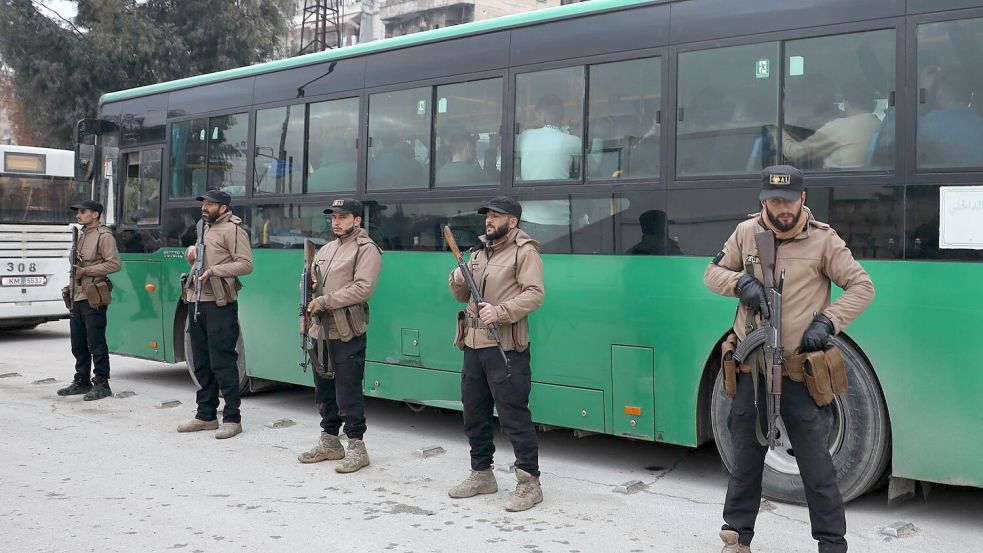 Berichten zufolge haben die letzten kurdischen Kämpfer Aleppo in Bussen verlassen. Foto: Omar Albam/AP/dpa