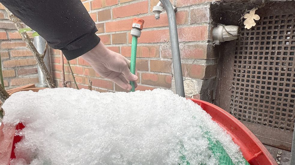 Schläuche und Leitungen im Außenbereich sollten entleert werden. Foto: Heino Hermanns/OOWV