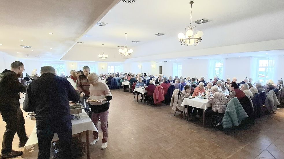 Seniorinnen und Senioren verbringen einen geselligen Mittag bei der Premiere im Gasthuus Up Dörp in Flachsmeer. Foto: Hans-Georg Füllbrunn