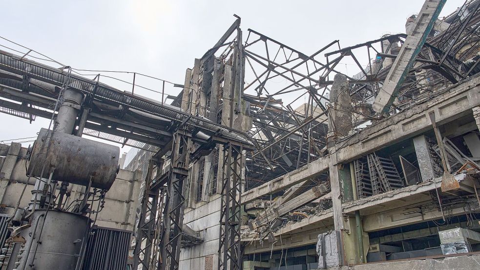 Immer wieder sind Kraftwerksanlagen in der Ukraine Ziel russischer Angriffe aus der Luft. (Archivbild) Foto: Efrem Lukatsky/AP/dpa