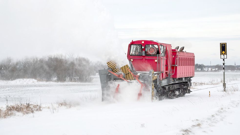 In den vergangenen Tagen waren Schneeverwehungen ein Problem für die Bahn - nun droht gefrierender Regen. Foto: Daniel Bockwoldt