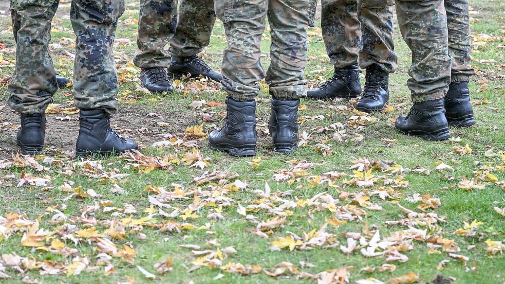 Die Soldaten der Bundeswehr stehen vor dem feierlichen Gelöbnis zusammen. Foto: Jens Kalaene/dpa