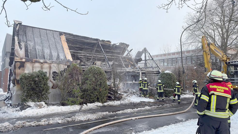Von der Lagerhalle mit der markanten Metallhülle ist nur noch ein Gerippe übrig geblieben. Foto: Sönke Geiken/Feuerwehr Aurich