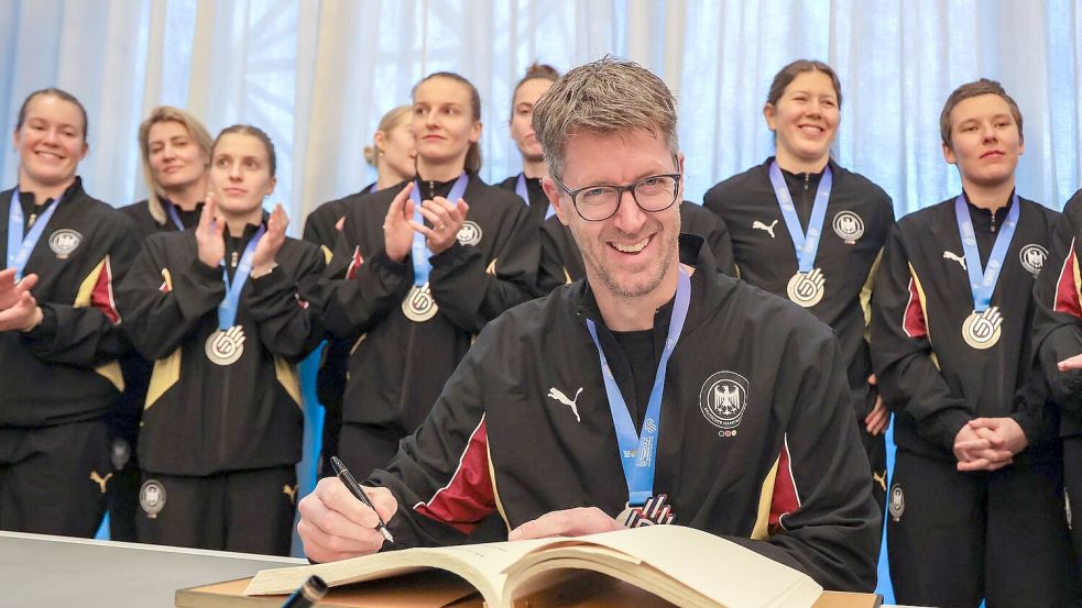 Nach dem WM-Coup durften sich Markus Gaugisch und seine Spielerinnen ins Goldene Buch der Stadt Dortmund eintragen. (Archivbild) Foto: Christoph Reichwein