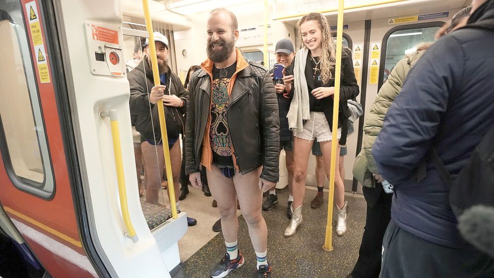 Mitten im Winter fahren Menschen in der britischen Hauptstadt London ohne Hose in die U-Bahn. Foto: Stefan Rousseau