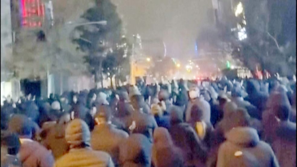 Die iranische Führung versucht, die landesweiten Proteste herunterzuspielen. Foto: Uncredited/UGC/AP/dpa
