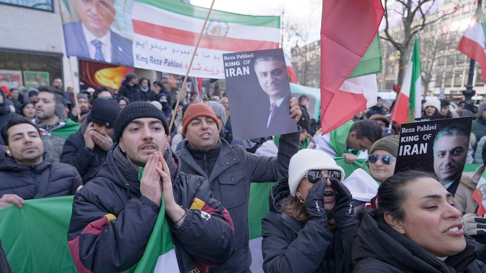 Aus Solidarität mit den Demonstranten im Iran gingen auch in Berlin und Frankfurt am Main Menschen auf die Straße. Foto: Sven Kaeuler