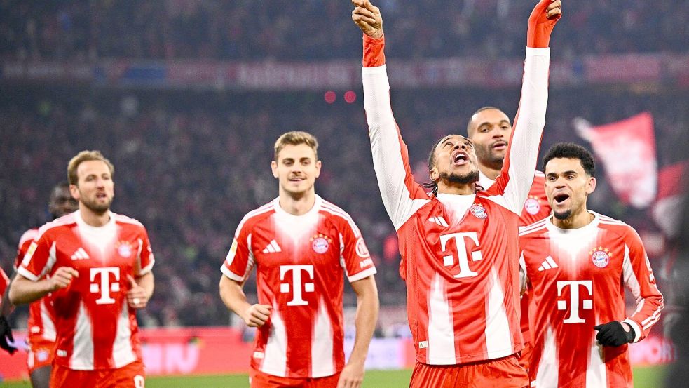 Michael Olise (3.v.r.) jubelt über sein Tor zum 3:1. Foto: Tom Weller