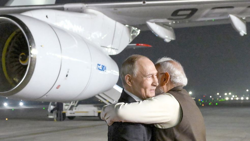 Modi umarmte Putin schon am Flughafen, als der im Dezember Neu-Delhi besuchte. (Archivbild) Foto: Grigory Sysoyev/Pool Sputnik Kre