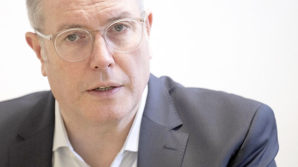 Alexander Schweitzer (SPD) ist Ministerpräsident von Rheinland-Pfalz und will das Amt im März gegen eine derzeit in Umfragen vorn liegende CDU verteidigen. Für die SPD insgesamt ist die Wahl extrem wichtig. Foto: BORIS ROESSLER