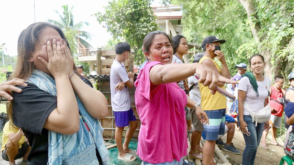 Viele Angehörige sind völlig verzweifelt. Foto: Jacqueline Hernandez/AP/dpa