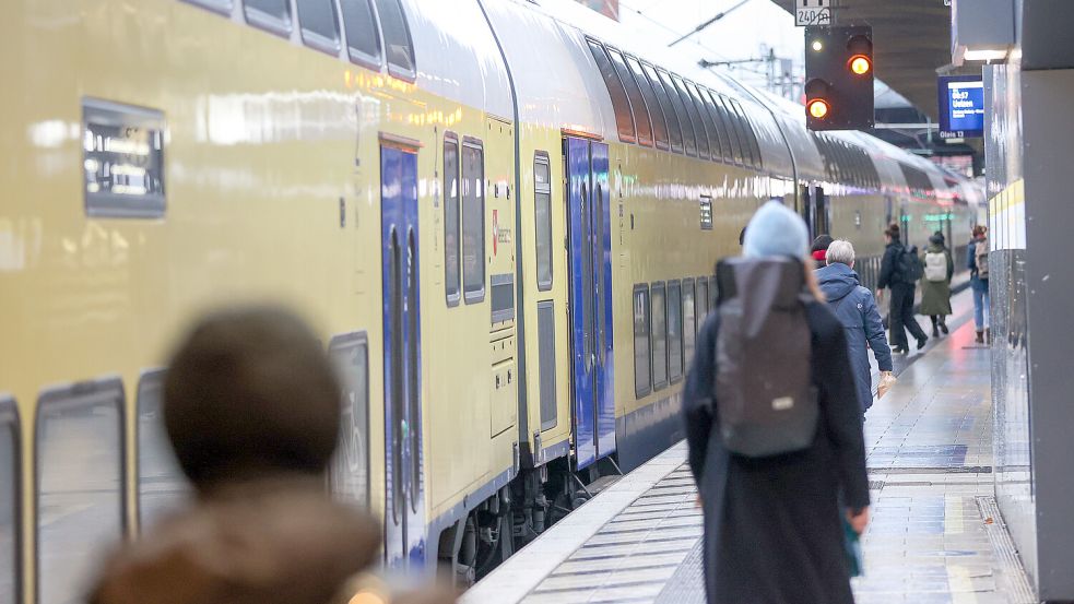 Auch am Montag müssen sich Bahnfahrer in Norddeutschland auf Zugausfälle einstellen. Foto: dpa/Bodo Marks