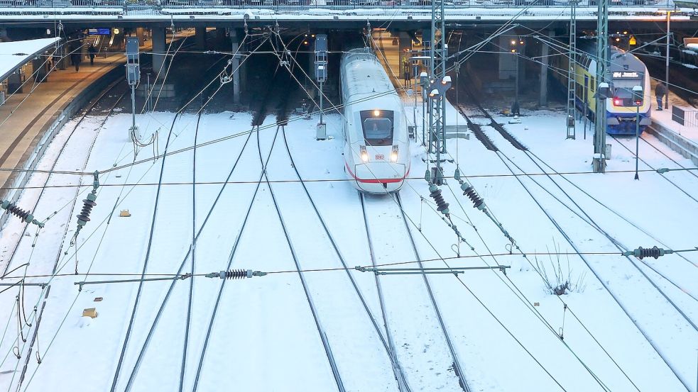 Die Deutsche Bahn rechnet angesichts der Glätte in Teilen Deutschlands mit Verspätungen. (Archivbild) Foto: Bodo Marks