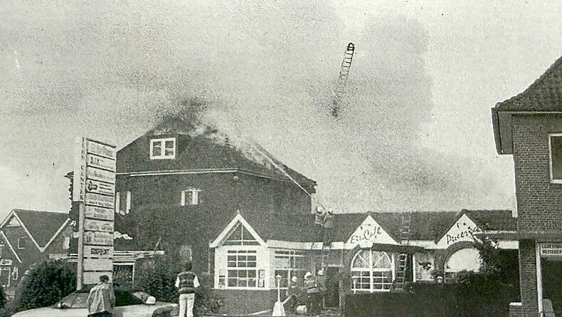 Im Sommer 1996 gab es einen Dachstuhlbrand beim Eiscafé Bei Bruno. Foto: Radtke