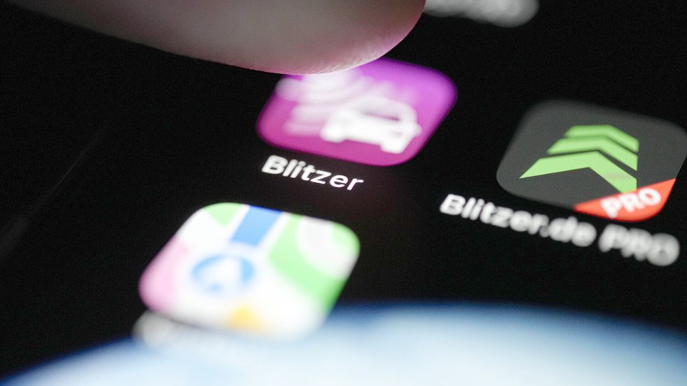 Das Benutzen von Blitzer-Apps auf Smartphones ist in Deutschland verboten. Foto: IMAGO/Political-Moments