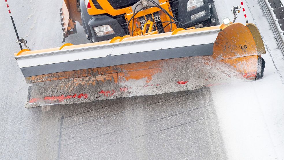 Die Glättegefahr lässt nach. Foto: Peter Kneffel/dpa