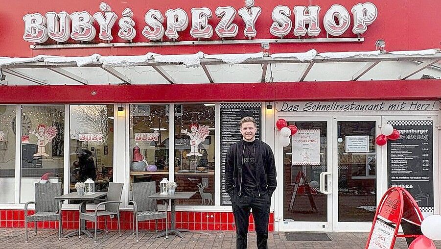 Bevor Jan Ostendorf den Kultimbiss seiner Familie in dritter Generation übernimmt, schlägt er zunächst einen anderen Weg ein. Foto: Charlotte Arkenau