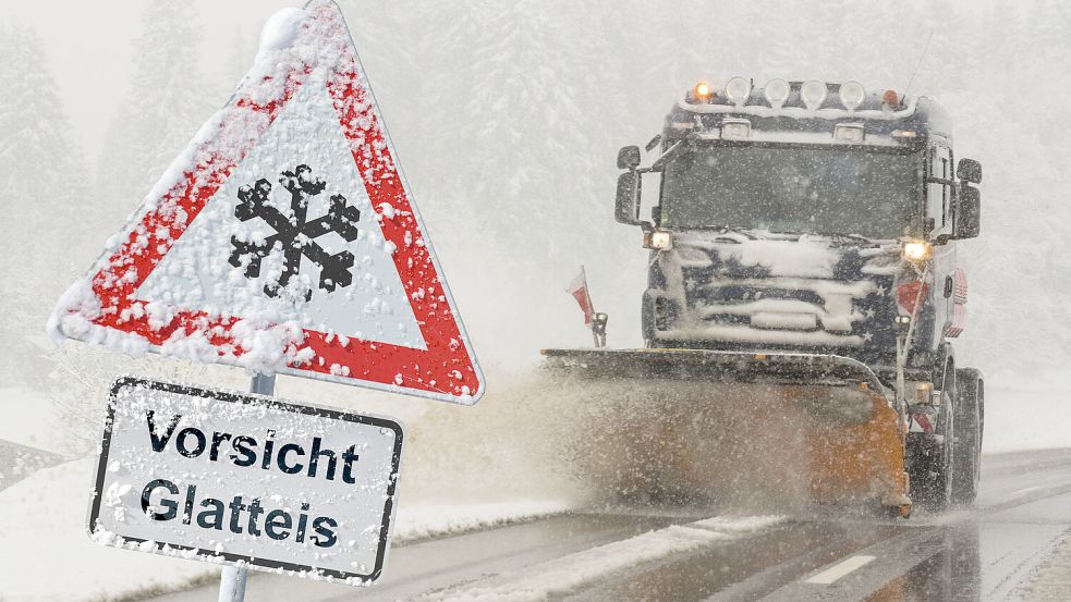Der Deutsche Wetterdienst warnt in der Region Osnabrück vor gefrierendem Regen, der auf den Straßen Glatteis verursachen kann. Foto: IMAGO / Wolfilser