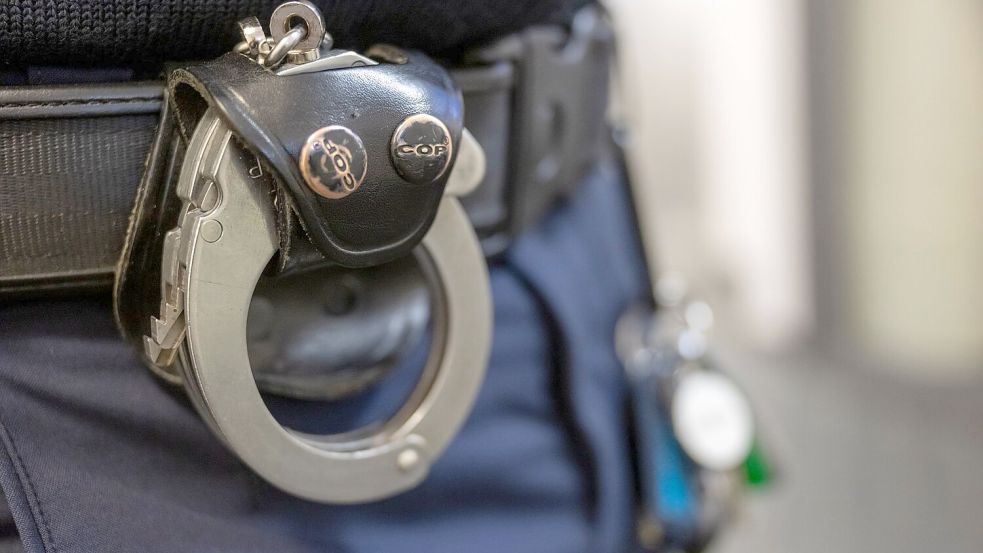 Die Polizei ermittelt nun unter anderem wegen räuberischen Diebstahls gegen den 41-Jährigen. (Symbolbild) Foto: Peter Kneffel/dpa