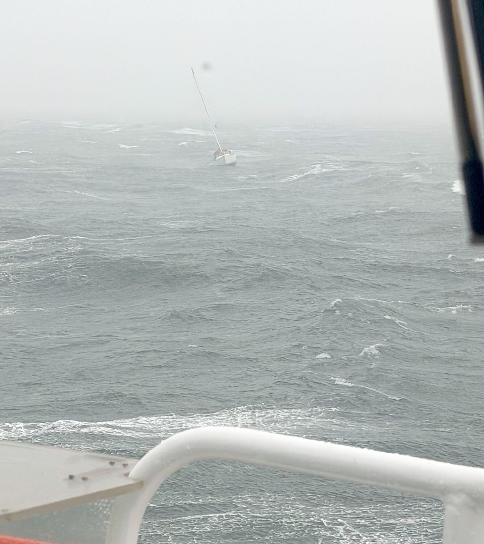 Mit dem Seenotrettungskreuzer HERMANN MARWEDE der DGzRS sind die Seenotretter in einem Wintersturm im Einsatz für einen Einhandsegler in Lebensgefahr. Foto: Die Seenotretter – DGzRS