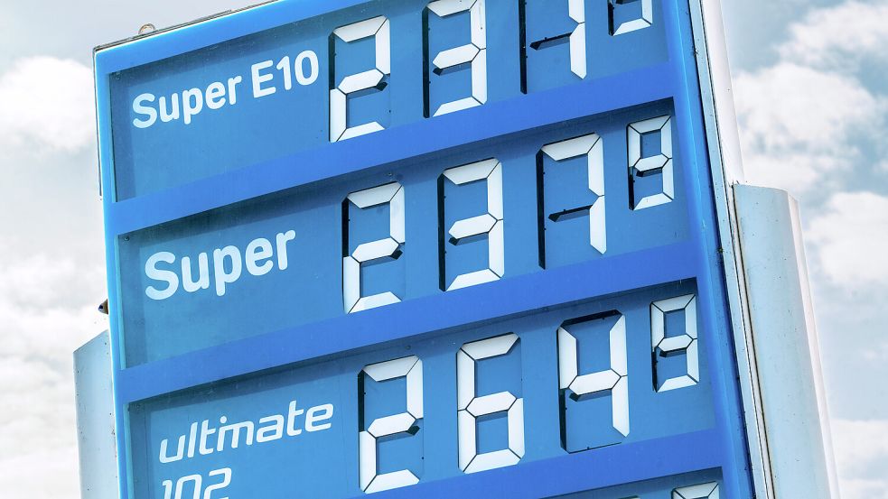 Drastische Preissprünge zum Januar: Die pPreissanne an den Tankstellen wird immer größer. Foto: IMAGO/Wolfgang Maria Weber