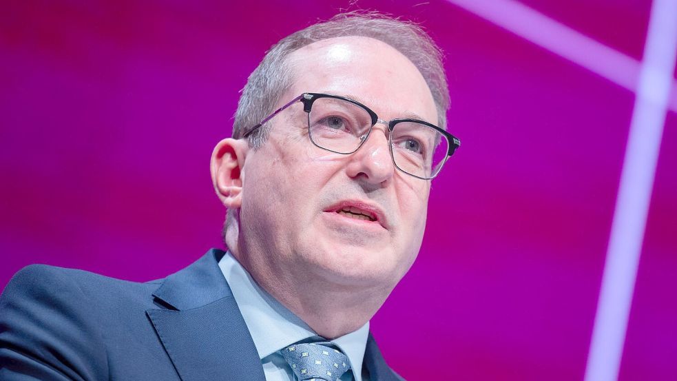 Bundesinnenminister Alexander Dobrindt will mehr Mitarbeiter des Verfassungschutzes im Kampf gegen den Linksextremismus einsetzen. Foto: Rolf Vennenbernd