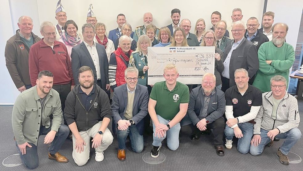 Vertreterinnen und Vertreter der geförderten Vereine und Institutionen bei der Spendenübergabe durch die Raiffeisenbank eG Scharrel.  Foto: Raiffeisenbank eG Scharrel