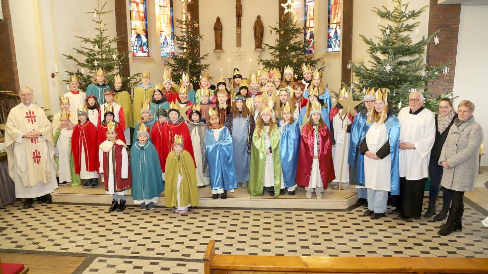 Zum Dankgottesdienst in der Sankt Petrus Canisius Kirche in Sedelsberg trafen sich die Sternsinger und Betreuer des Saterlandes und freuten sich über das gute Sammelergebnis. Foto: Hans Passmann