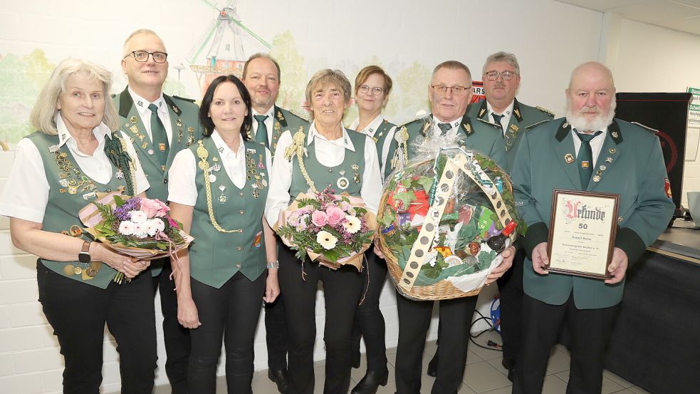 Der neu gewählte Vorstand der Schützengilde Barßel mit den geehrten Mitgliedern (von links): Ina Reens, Egbert Gröneweg, Anja Gröneweg, Andreas Bohnen, Margret Büscherhoff, Annette Brinkmann, Clemens Büscherhoff, Michael Nitschke, Hubert Reine. Foto: Hans Passmann