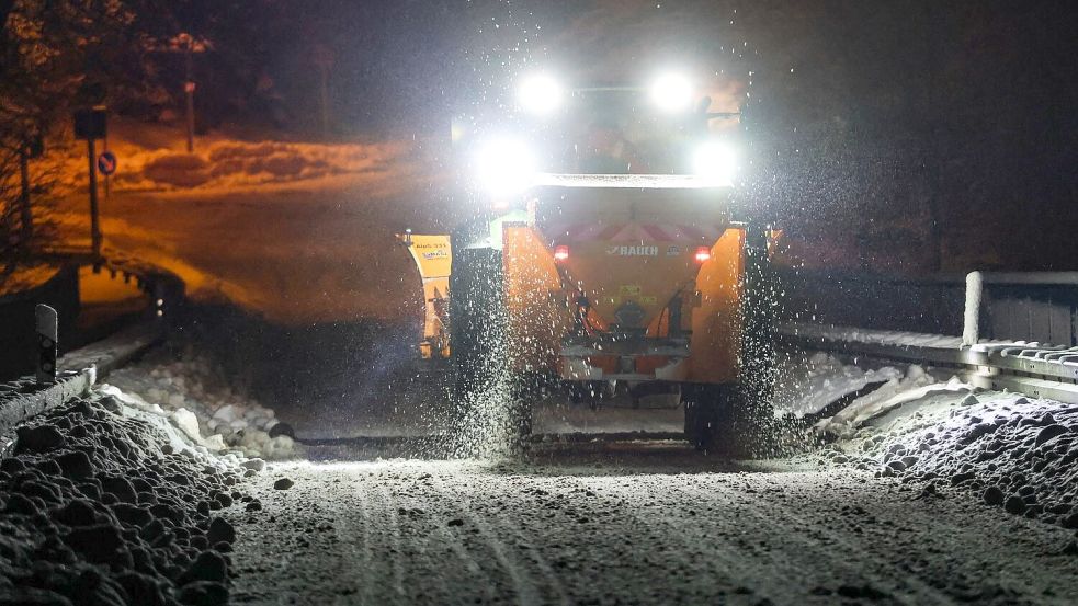 Der Winterdienst war an vielen Orten im Großeinsatz. Foto: Christoph Reichwein/dpa