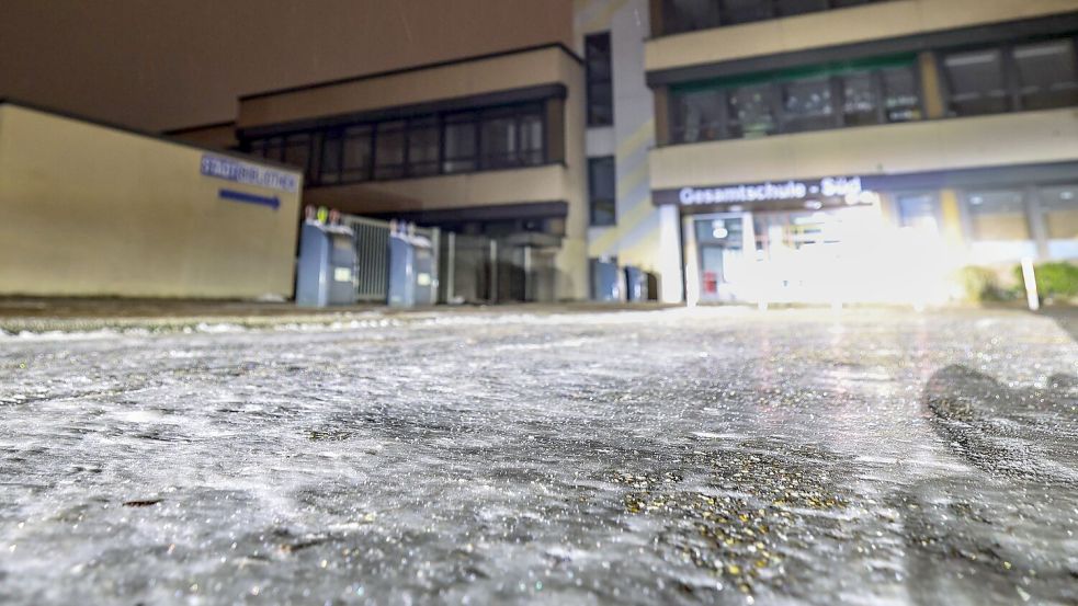 Am Morgen war es an vielen Orten spiegelglatt. An vielen Schulen fiel der Präsenzunterricht aus. Foto: Christoph Reichwein/dpa