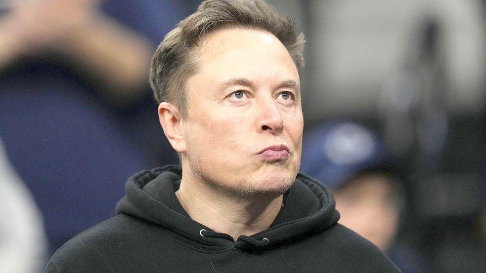 Elon Musk verteidigt seine Online-Plattform trotz überwältigender Kritik aus Europa und Asien vehement. (Archivbild) Foto: Matt Rourke/AP/dpa