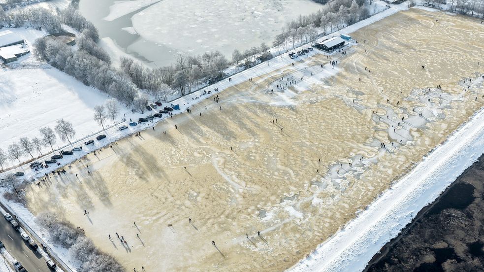 Die Drohnenaufnahme zeigt, welche Wege sich die Läufer auf dem Eis und durch die gefrorenen Schneemassen bahnten. Fotos: Doden