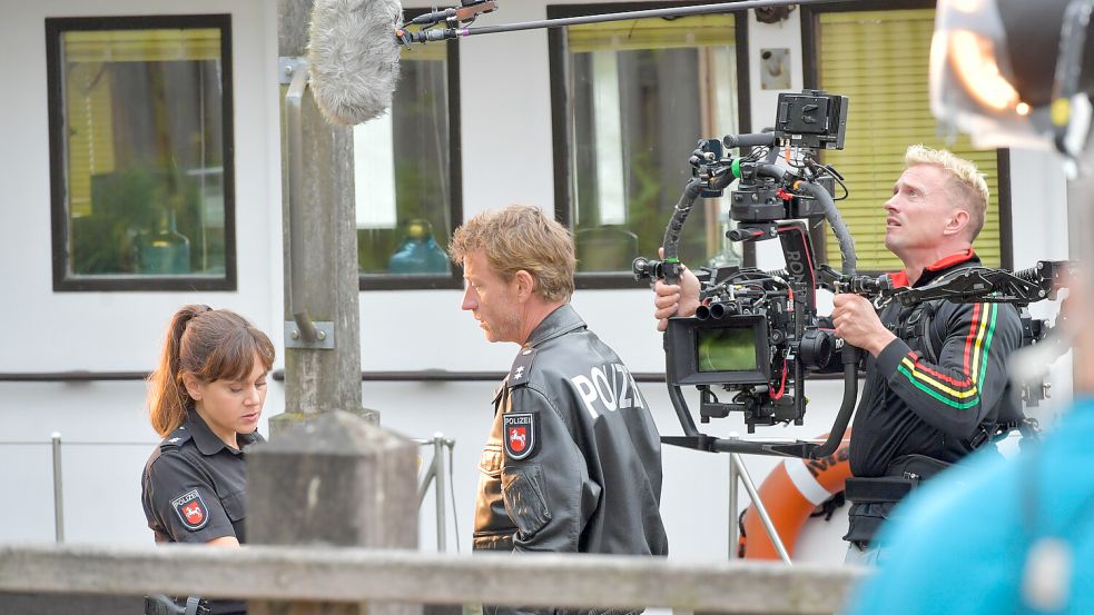 Dreharbeiten in Leer: Für die „Friesland“-Reihe stehen hier Sophie Dal und Maxim Mehmet vor der Kamera. Foto: Klaus Ortgies/Archiv