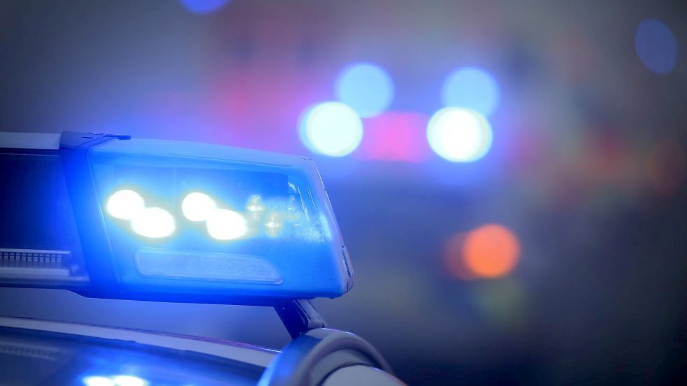 Die Emder Feuerwehr rückte am Montagvormittag zu einer hilfebedürftigen Person in der Petkumer Straße aus. Symbolbild: Karl-Josef Hildenbrand