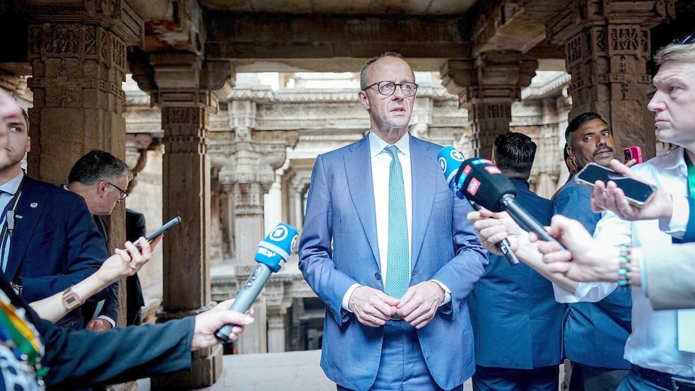 Bundeskanzler Friedrich Merz (CDU) äußert sich am Rande seines Indien-Besuchs auch zur Diskussion die Drohungen von US-Präsident Donald Trump gegen die offiziell zum Nato-Partner Dänemark gehörenden Arktis-Insel Grönland. Foto: Kay Nietfeld/dpa