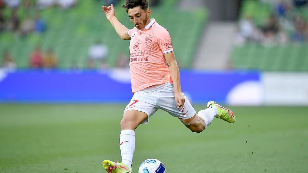 Der schwule Fußballer Josh Cavallo erhebt schwere Vorwürfe gegen Ex-Club Adelaide United. (Archivbild) Foto: JOEL CARRETT/AAP/AP/dpa