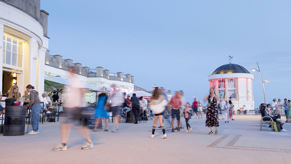 Immer eine Reise wert: Touristen auf der Promenade am Strand von Borkum. Foto: Ute Grabowsky/photothek/imago/Archiv