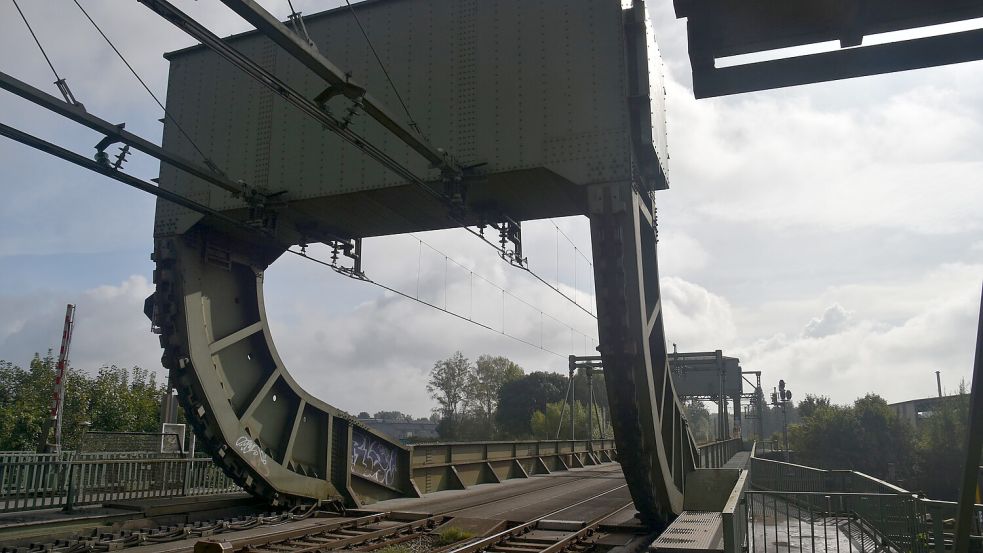 Aus Sicherheitsgründen wurde eines der beiden Gleise gesperrt. Der Zugverkehr rollt nun nur über ein Gleis, und zwar mit Tempo 20 km/h. Foto: Andras Sahmann/Deutsche Bahn
