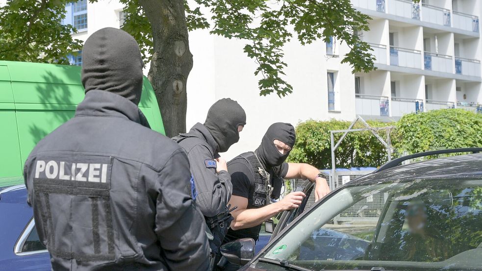 Die Bundesanwaltschaft hat in Wittmund Beamte des Bundeskriminalamts Räume durchsuchen lassen. Der Eigentümer steht im Verdacht, Mitglied der Terrororganisation IS zu sein. Symbolfoto: Heiko Rebsch/dpa