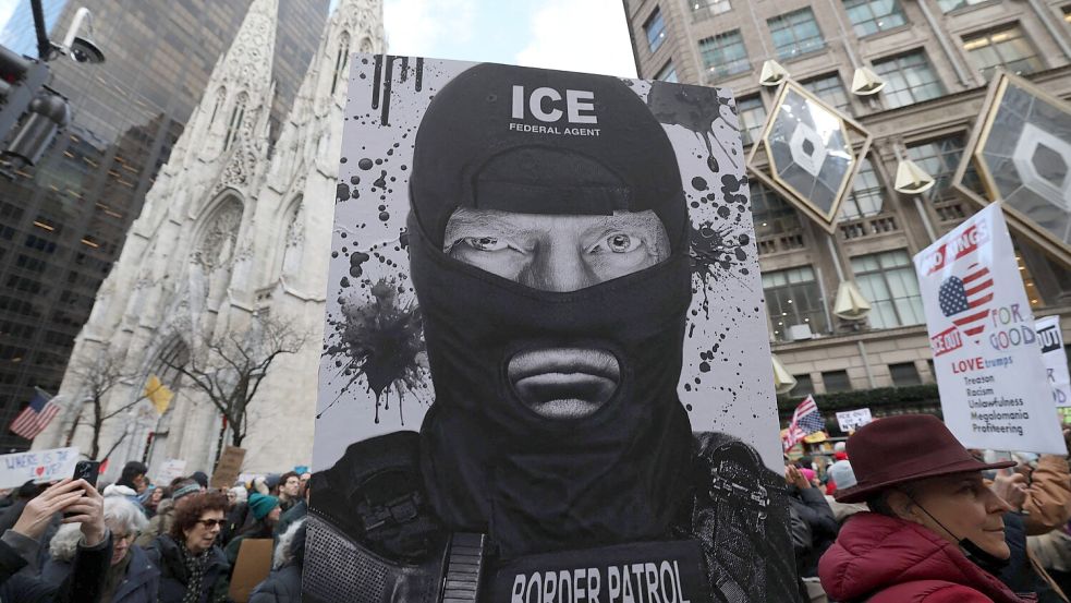 Donald Trump als vermummter ICE-Beamter: In vielen Städten – wie hier in New York – protestieren Bürger gegen die Politik des US-Präsidenten. Foto: dpa/picture alliance/afp/Timothy A. Clary