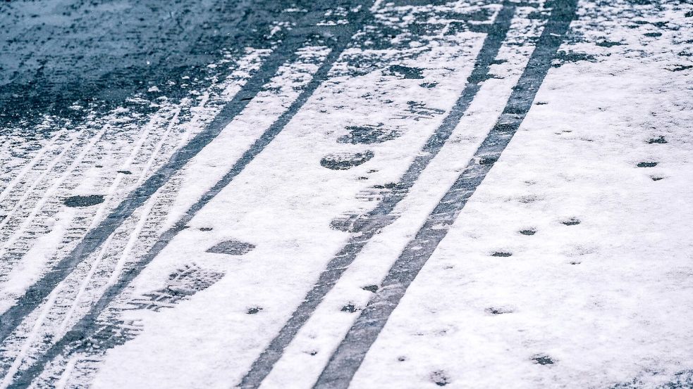 Auf den glatten Straßen und Gehwegen kamen in den vergangenen Tagen viele Menschen ins Rutschen. Foto: IMAGO / Michael Gstettenbauer