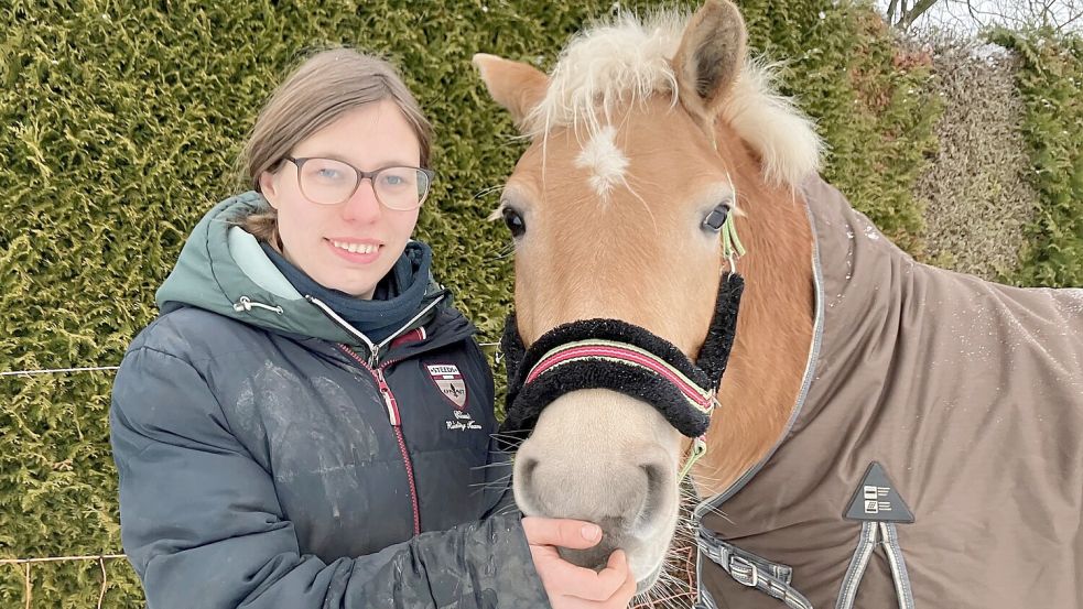 Julia Markus mit ihrer Stute „Hazel“, die vor Silvester mit einem Böller beworfen wurde. Foto: Michael Kierstein
