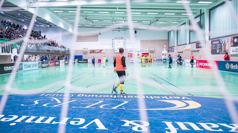 Ein atmosphärisches Highlight: Der Addi-Vetter-Cup ist Teil der besonderen Hallenfußballsaison in Osnabrück. Foto: Steve Weber